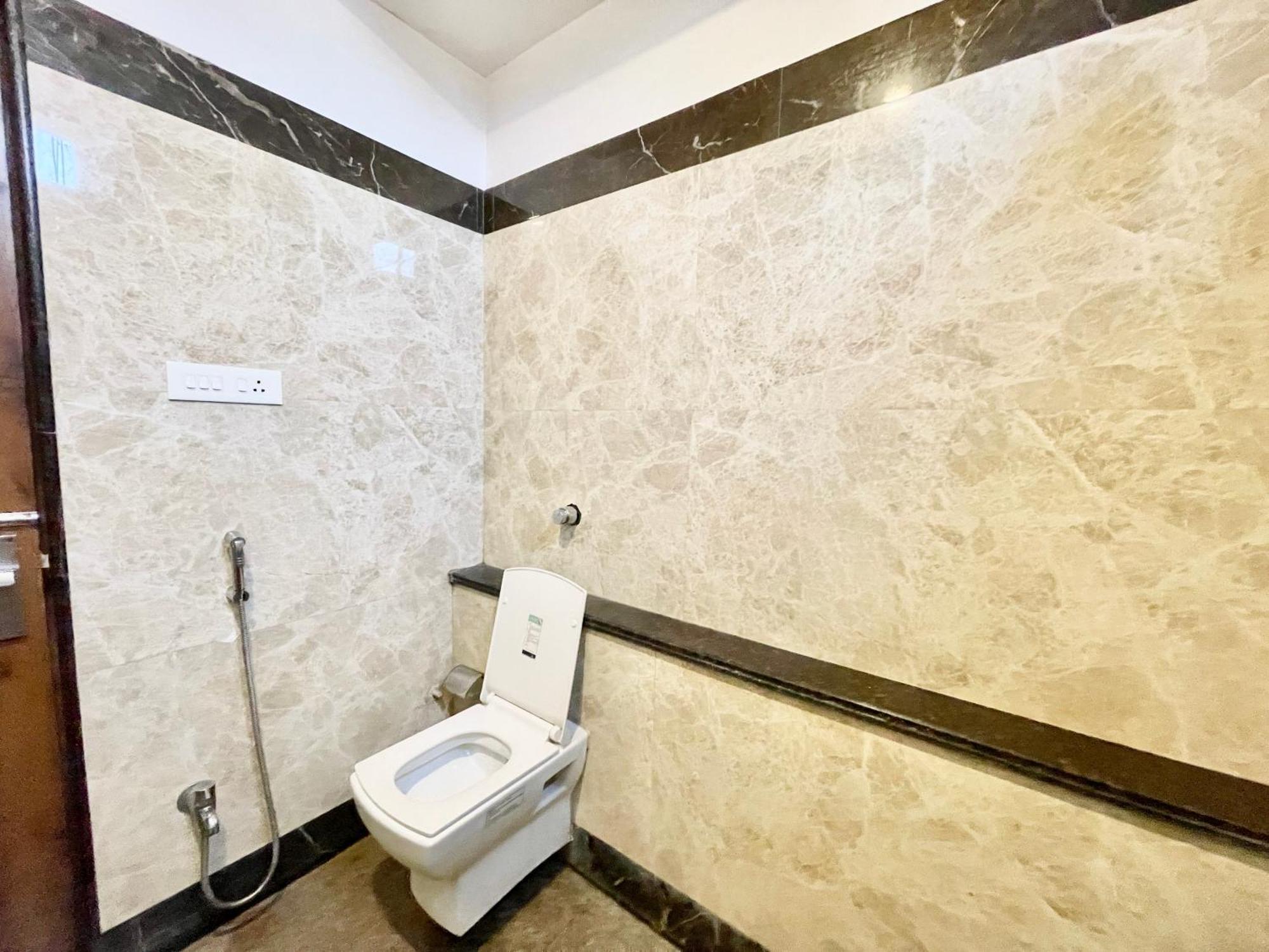 Hotel Rudraksh ! Varanasi !Fully-Air-Conditioned Hotel At Prime Location With Parking Availability, Near Kashi Vishwanath Temple, And Ganga Ghat 2 Exterior photo