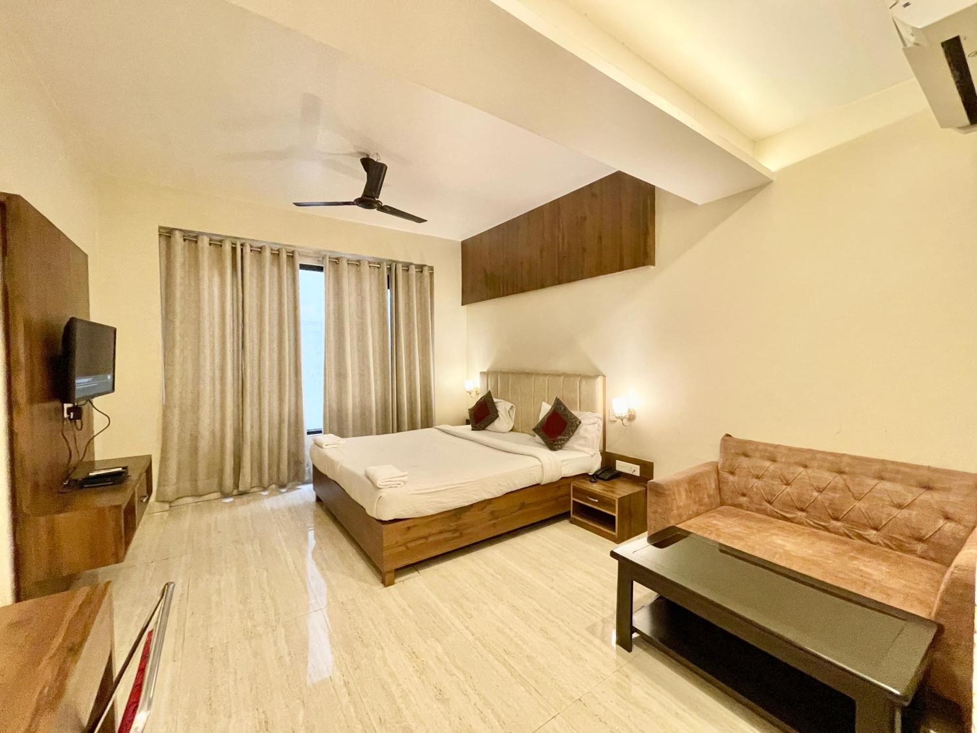 Hotel Rudraksh ! Varanasi !Fully-Air-Conditioned Hotel At Prime Location With Parking Availability, Near Kashi Vishwanath Temple, And Ganga Ghat 2 Exterior photo