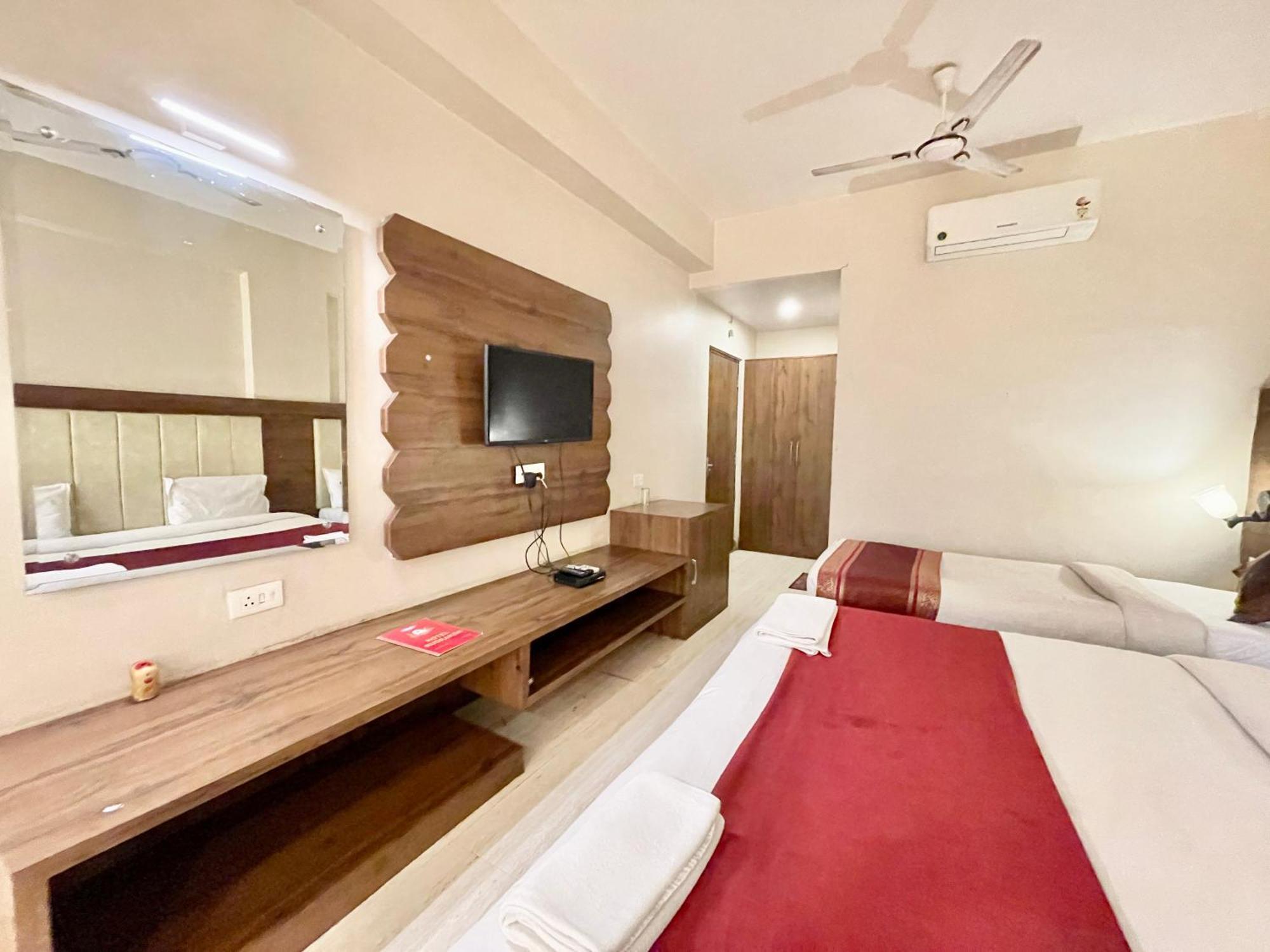 Hotel Rudraksh ! Varanasi !Fully-Air-Conditioned Hotel At Prime Location With Parking Availability, Near Kashi Vishwanath Temple, And Ganga Ghat 2 Exterior photo