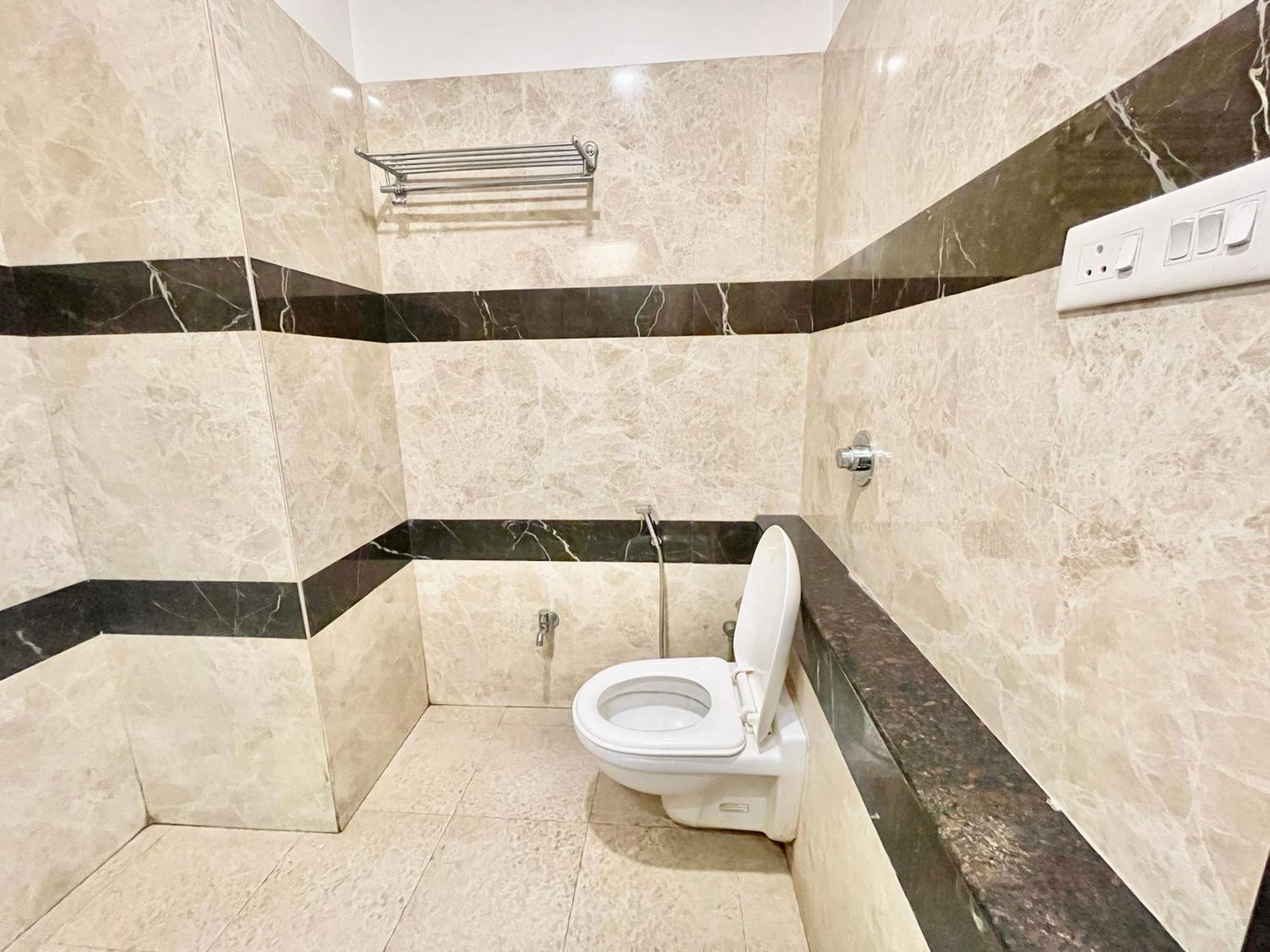 Hotel Rudraksh ! Varanasi !Fully-Air-Conditioned Hotel At Prime Location With Parking Availability, Near Kashi Vishwanath Temple, And Ganga Ghat 2 Exterior photo
