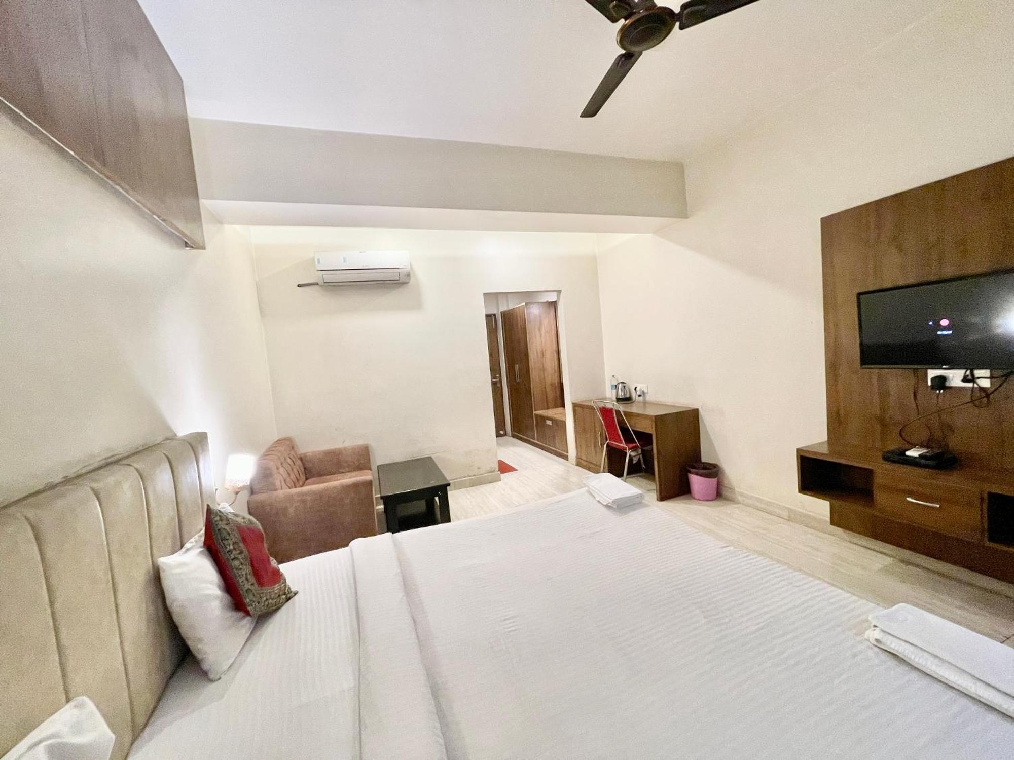 Hotel Rudraksh ! Varanasi !Fully-Air-Conditioned Hotel At Prime Location With Parking Availability, Near Kashi Vishwanath Temple, And Ganga Ghat 2 Exterior photo