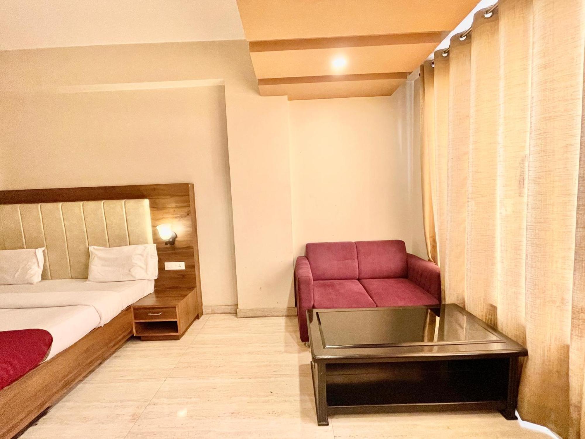 Hotel Rudraksh ! Varanasi !Fully-Air-Conditioned Hotel At Prime Location With Parking Availability, Near Kashi Vishwanath Temple, And Ganga Ghat 2 Exterior photo
