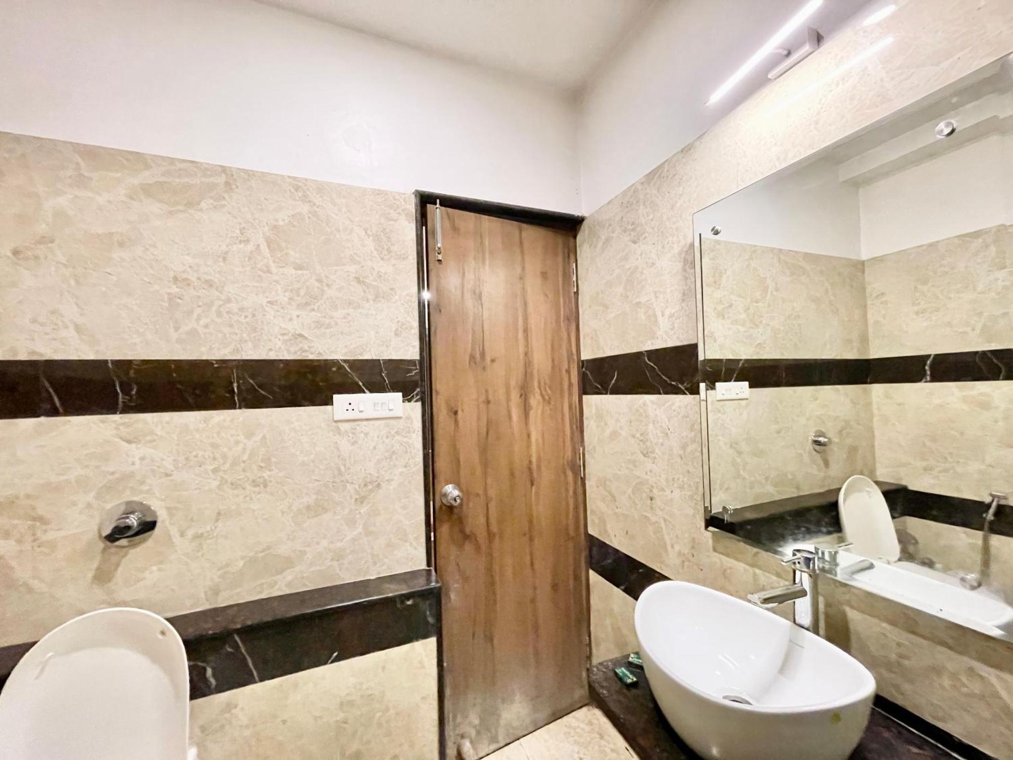 Hotel Rudraksh ! Varanasi !Fully-Air-Conditioned Hotel At Prime Location With Parking Availability, Near Kashi Vishwanath Temple, And Ganga Ghat 2 Exterior photo