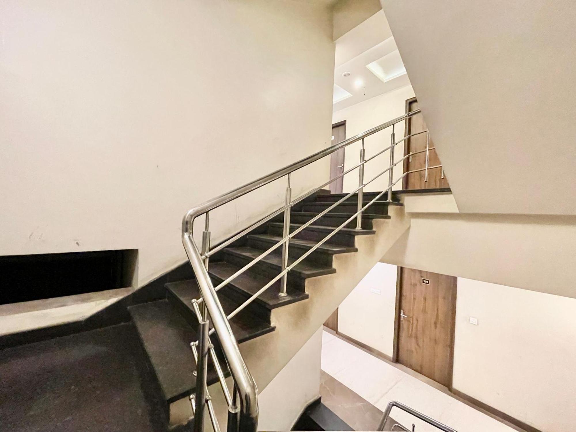 Hotel Rudraksh ! Varanasi !Fully-Air-Conditioned Hotel At Prime Location With Parking Availability, Near Kashi Vishwanath Temple, And Ganga Ghat 2 Exterior photo