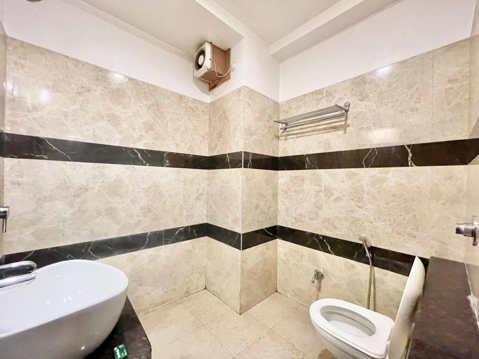 Hotel Rudraksh ! Varanasi !Fully-Air-Conditioned Hotel At Prime Location With Parking Availability, Near Kashi Vishwanath Temple, And Ganga Ghat 2 Exterior photo