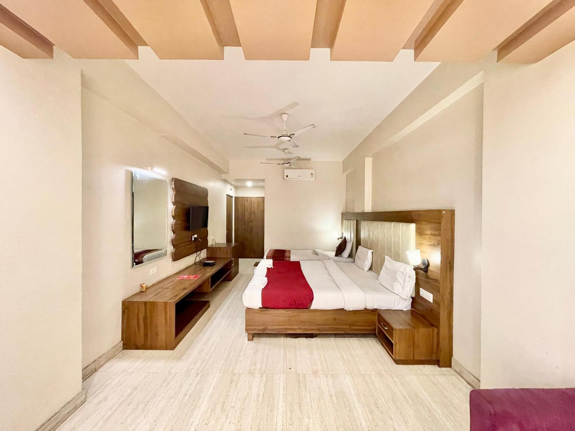 Hotel Rudraksh ! Varanasi !Fully-Air-Conditioned Hotel At Prime Location With Parking Availability, Near Kashi Vishwanath Temple, And Ganga Ghat 2 Exterior photo