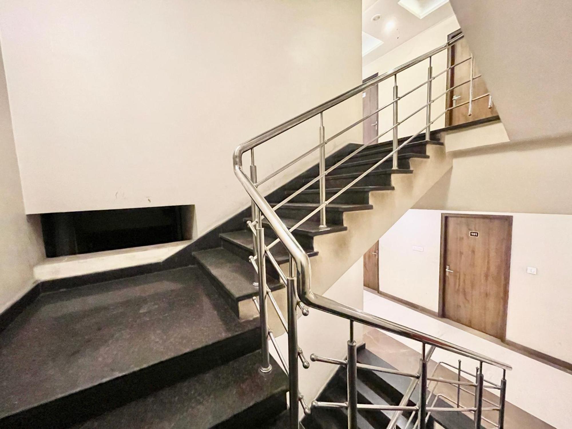 Hotel Rudraksh ! Varanasi !Fully-Air-Conditioned Hotel At Prime Location With Parking Availability, Near Kashi Vishwanath Temple, And Ganga Ghat 2 Exterior photo