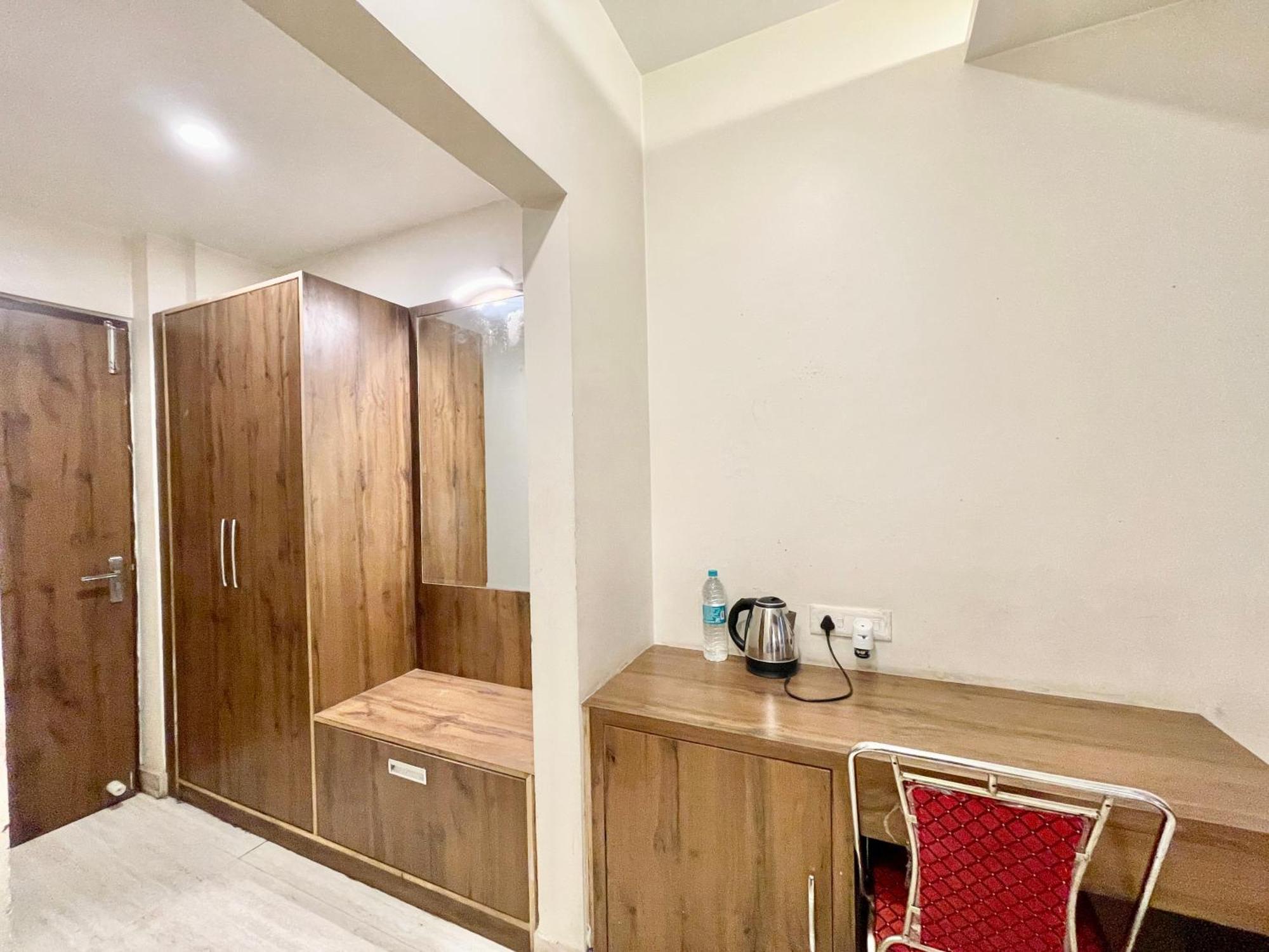 Hotel Rudraksh ! Varanasi !Fully-Air-Conditioned Hotel At Prime Location With Parking Availability, Near Kashi Vishwanath Temple, And Ganga Ghat 2 Exterior photo