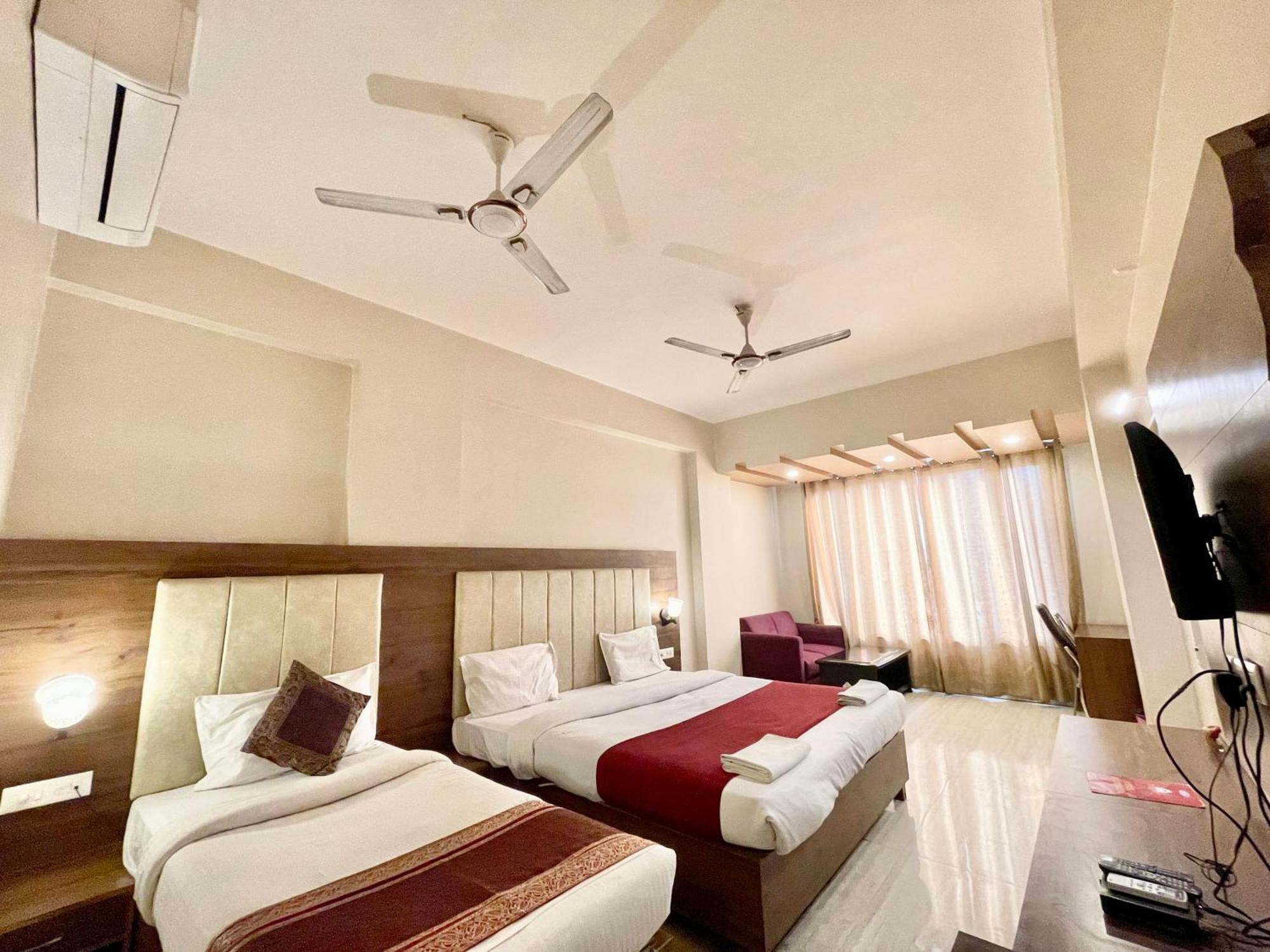 Hotel Rudraksh ! Varanasi !Fully-Air-Conditioned Hotel At Prime Location With Parking Availability, Near Kashi Vishwanath Temple, And Ganga Ghat 2 Exterior photo