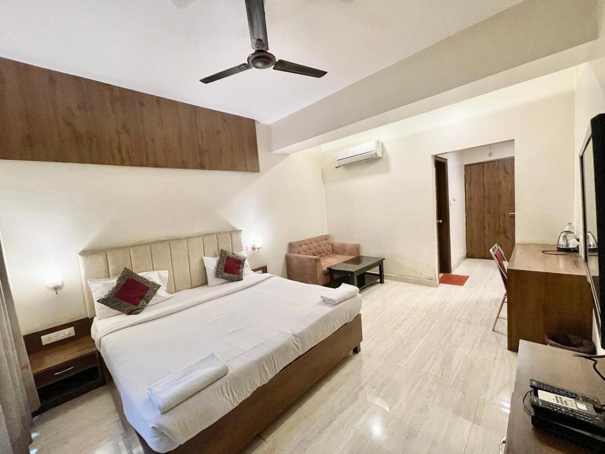 Hotel Rudraksh ! Varanasi !Fully-Air-Conditioned Hotel At Prime Location With Parking Availability, Near Kashi Vishwanath Temple, And Ganga Ghat 2 Exterior photo