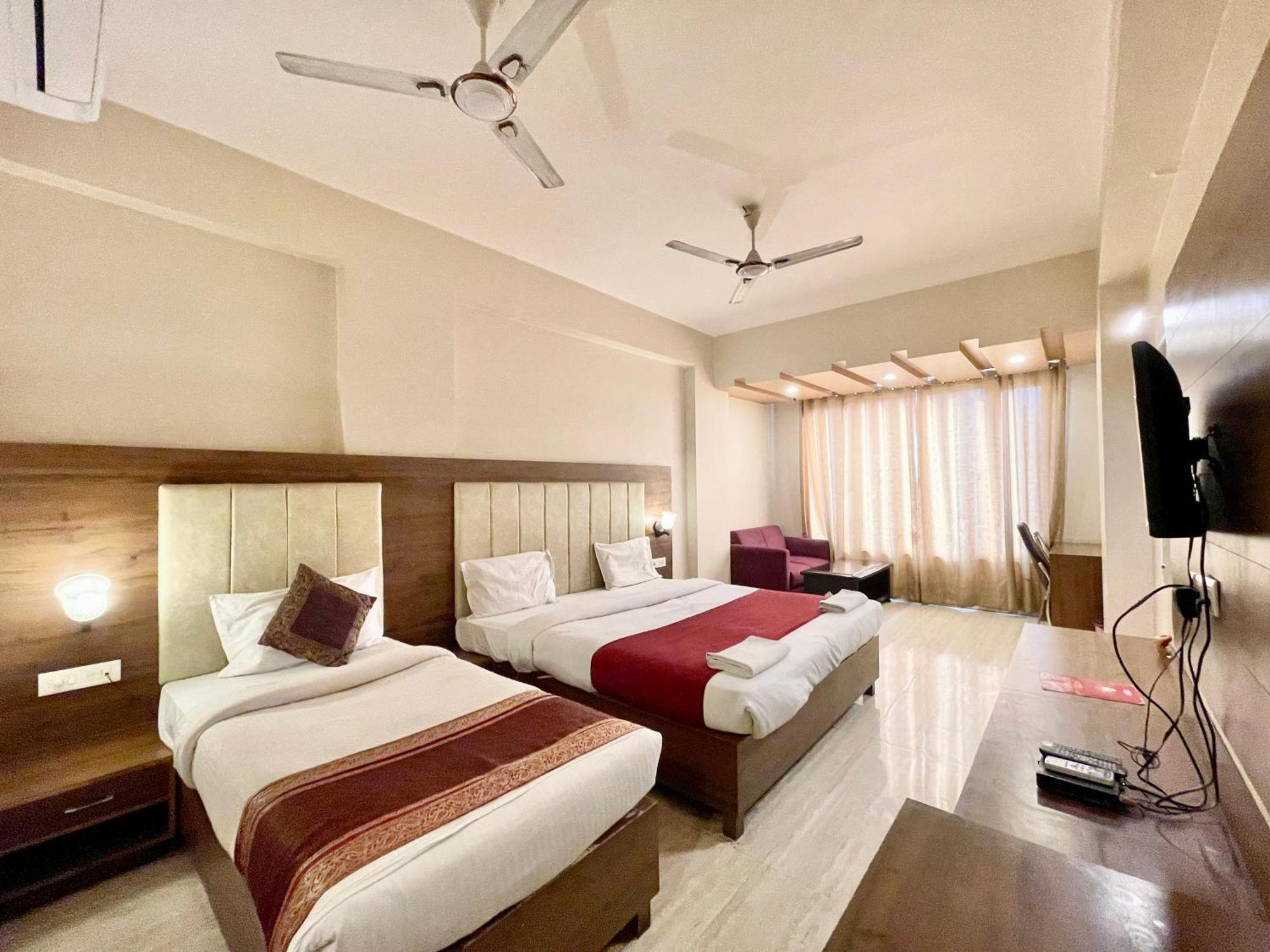 Hotel Rudraksh ! Varanasi !Fully-Air-Conditioned Hotel At Prime Location With Parking Availability, Near Kashi Vishwanath Temple, And Ganga Ghat 2 Exterior photo