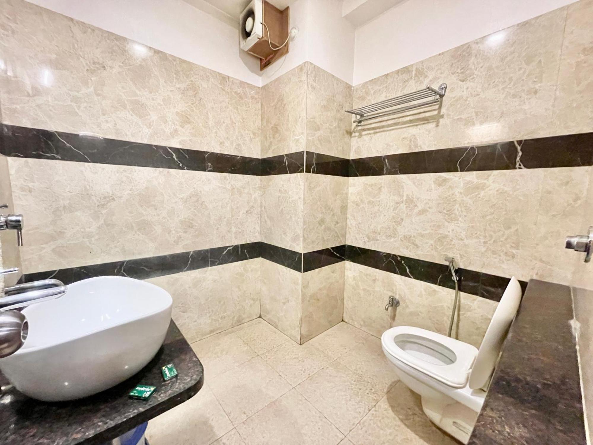 Hotel Rudraksh ! Varanasi !Fully-Air-Conditioned Hotel At Prime Location With Parking Availability, Near Kashi Vishwanath Temple, And Ganga Ghat 2 Exterior photo