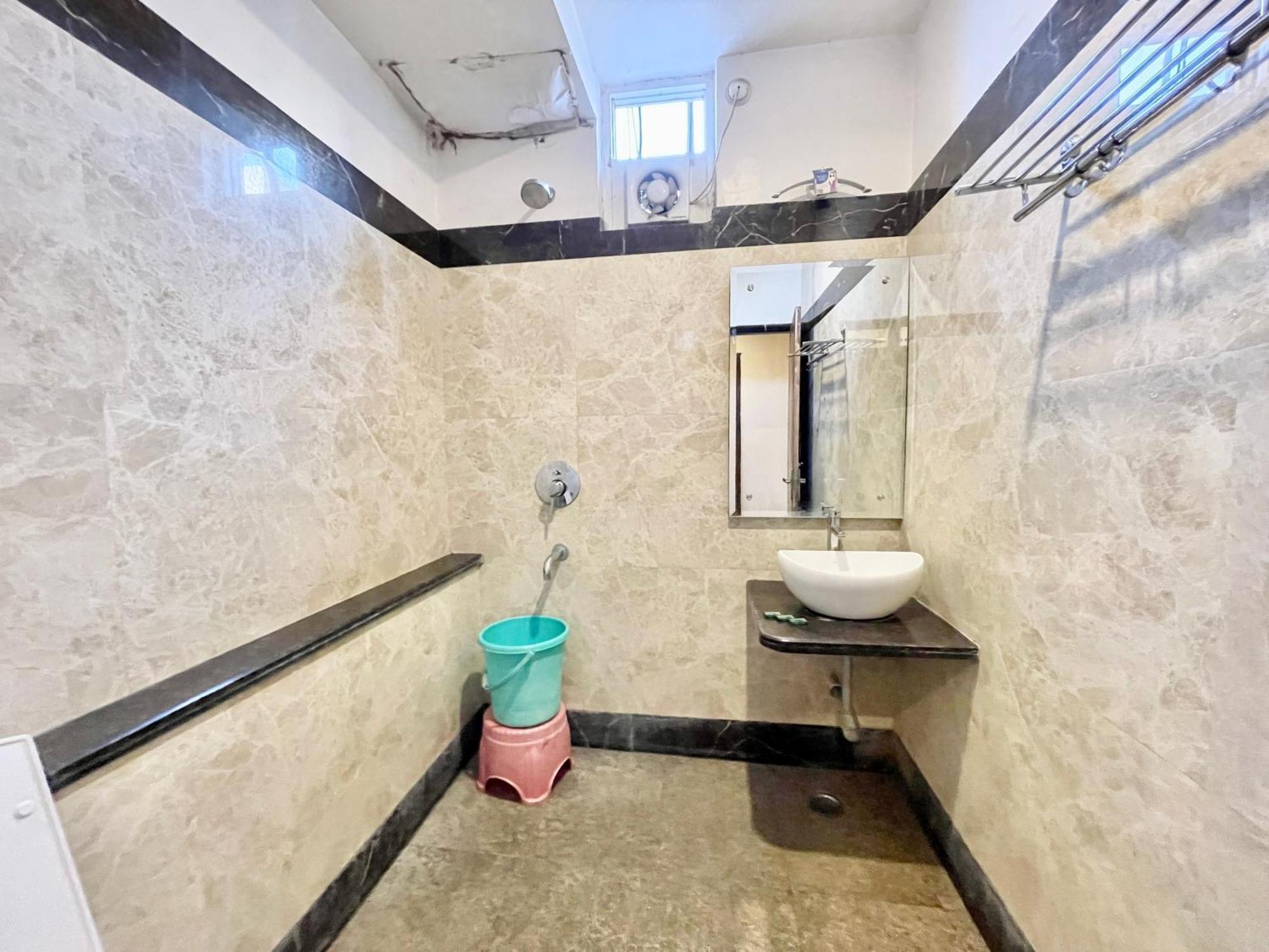 Hotel Rudraksh ! Varanasi !Fully-Air-Conditioned Hotel At Prime Location With Parking Availability, Near Kashi Vishwanath Temple, And Ganga Ghat 2 Exterior photo