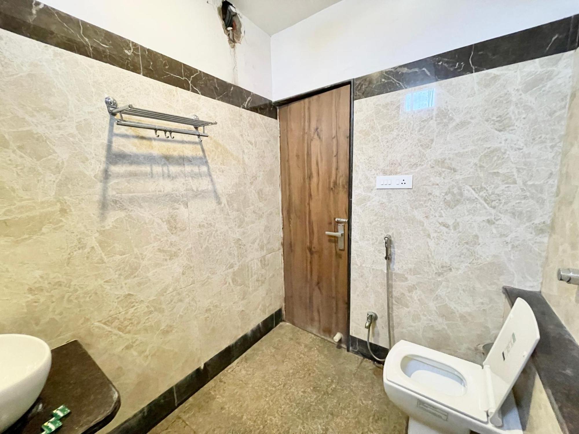 Hotel Rudraksh ! Varanasi !Fully-Air-Conditioned Hotel At Prime Location With Parking Availability, Near Kashi Vishwanath Temple, And Ganga Ghat 2 Exterior photo
