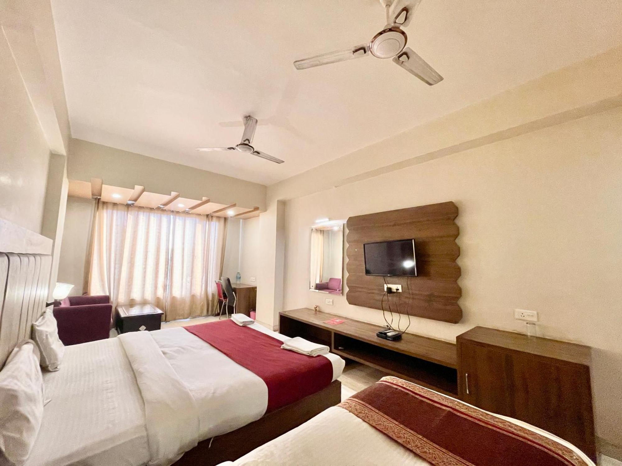 Hotel Rudraksh ! Varanasi !Fully-Air-Conditioned Hotel At Prime Location With Parking Availability, Near Kashi Vishwanath Temple, And Ganga Ghat 2 Exterior photo