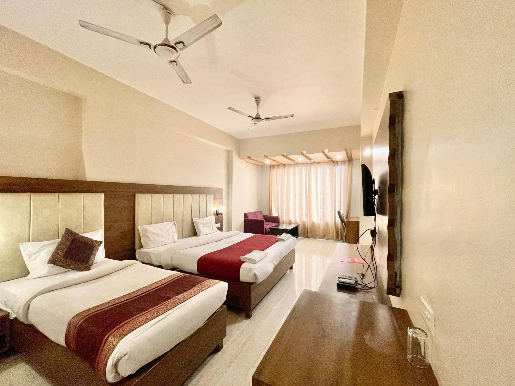Hotel Rudraksh ! Varanasi !Fully-Air-Conditioned Hotel At Prime Location With Parking Availability, Near Kashi Vishwanath Temple, And Ganga Ghat 2 Exterior photo